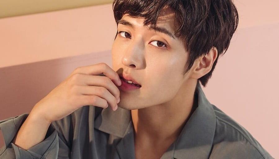 Dung nhan 9 nghệ sĩ Hàn được mong ước 'đưa về ra mắt cha mẹ' dịp năm mới Trai đẹp Kang Ha Neul với nụ cười đốn tim fan hâm mộ, cơ thể rắn chắc và tài năng diễn xuất cực tốt giúp anh từ một anh chàng diễn viên ít tên tuổi vụt sáng thành nghệ sĩ hạng A làng giải trí xứ kim chi qua loạt tác phẩm Người thừa kế, Người tình ánh trăng… Anh chàng xếp vị trí thứ 3 với 13,9% bình chọn.