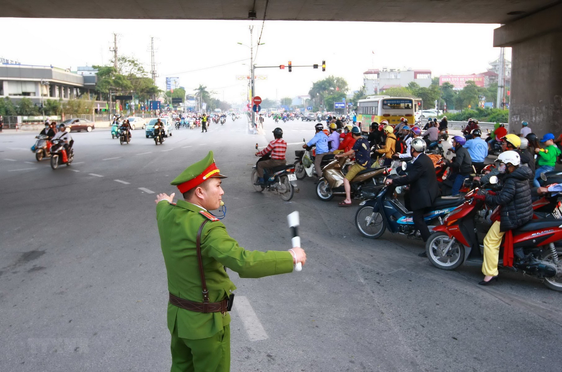 138 vụ tai nạn giao thông trong 5 ngày tết, tử vong 102 người Cảnh sát phân luồng giao thông trong kỳ nghỉ Tết Nguyên đán 2020. (Nguồn ảnh:: TTXVN)