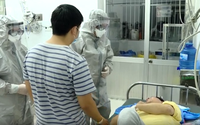 Hai người Trung Quốc nhiễm virus corona được điều trị ra sao tại Chợ Rẫy? Ông Li Ding (áo vàng) đang được chăm sóc tại BV Chợ Rẫy