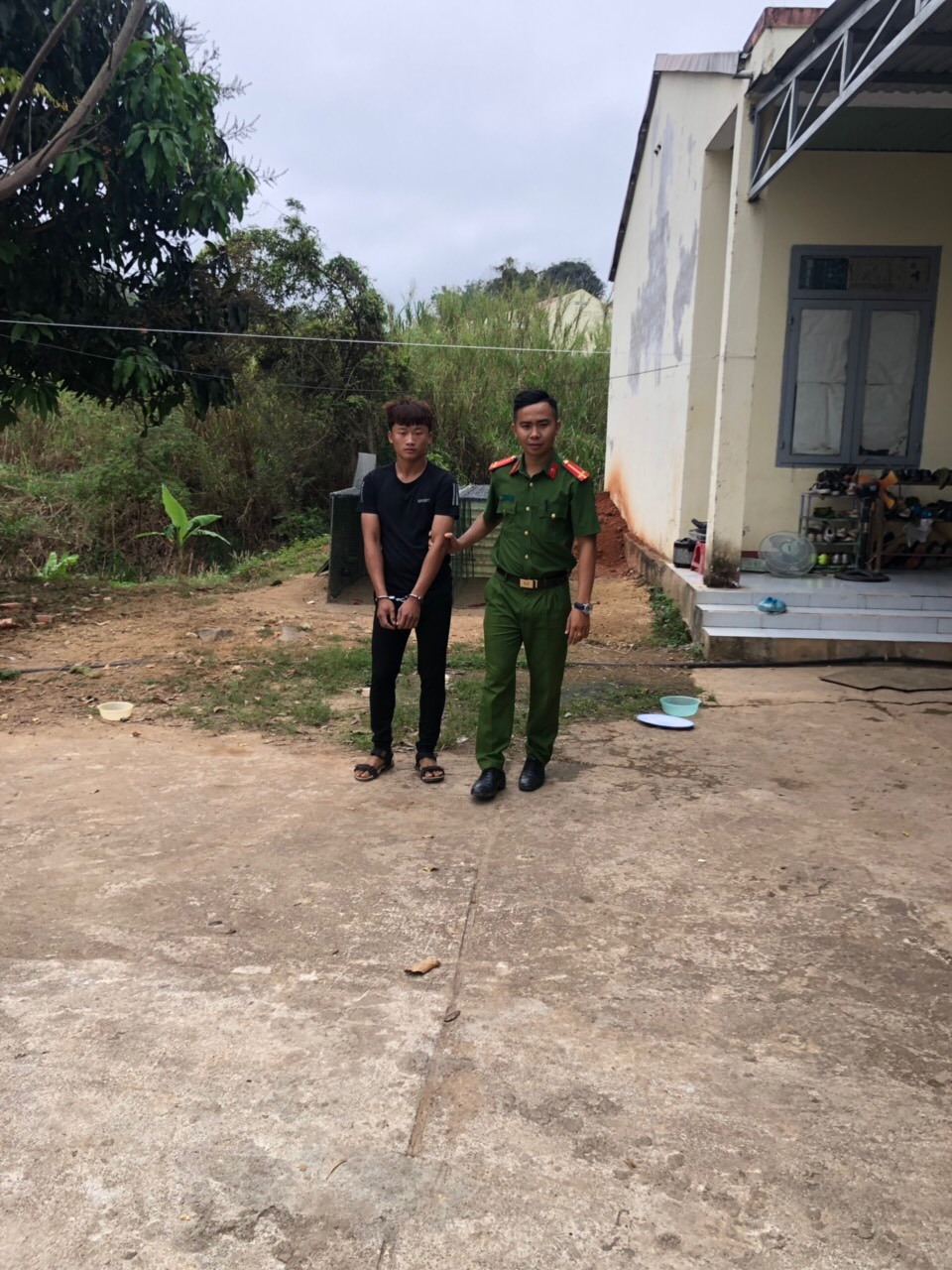 Về ăn tết, 2 đối tượng truy nã bị tóm gọn Một trong hai đối tượng tại cơ quan Công an