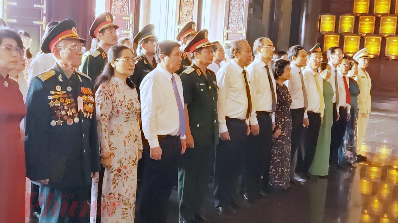 Họp mặt truyền thống cách mạng Sài Gòn - Chợ Lớn - Gia Định ngày đầu năm Đoàn đã đến dâng hương tưởng niệm các anh hùng liệt sĩ, đồng bào đã hy sinh cho sự nghiệp giải phóng dân tộc tại Khu Truyền thống Cách mạng Sài Gòn – Chợ Lớn – Gia Định