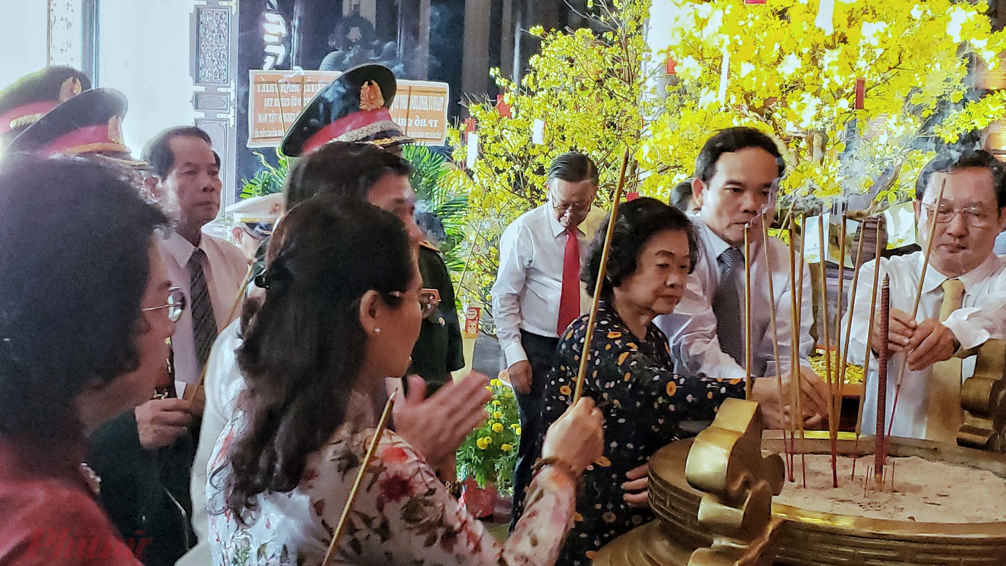 Họp mặt truyền thống cách mạng Sài Gòn - Chợ Lớn - Gia Định ngày đầu năm Các đồng chí lạnh đạo Trung ương, Thành phố các thời kỳ cùng thấp hương tưởng nhớ các anh hùng liệt sĩ tại khu Truyền thống.