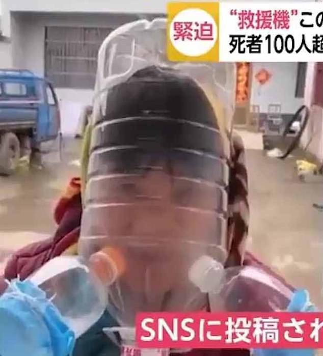 Hết khẩu trang, người dân Trung Quốc tìm đến túi nhựa, mũ bảo hiểm và cả bình nước Chẳng biết cách này có hiệu quả hay không, nhưng giữa lúc khẩu trang khan hiếm thì trào lưu này đang lan rộng.