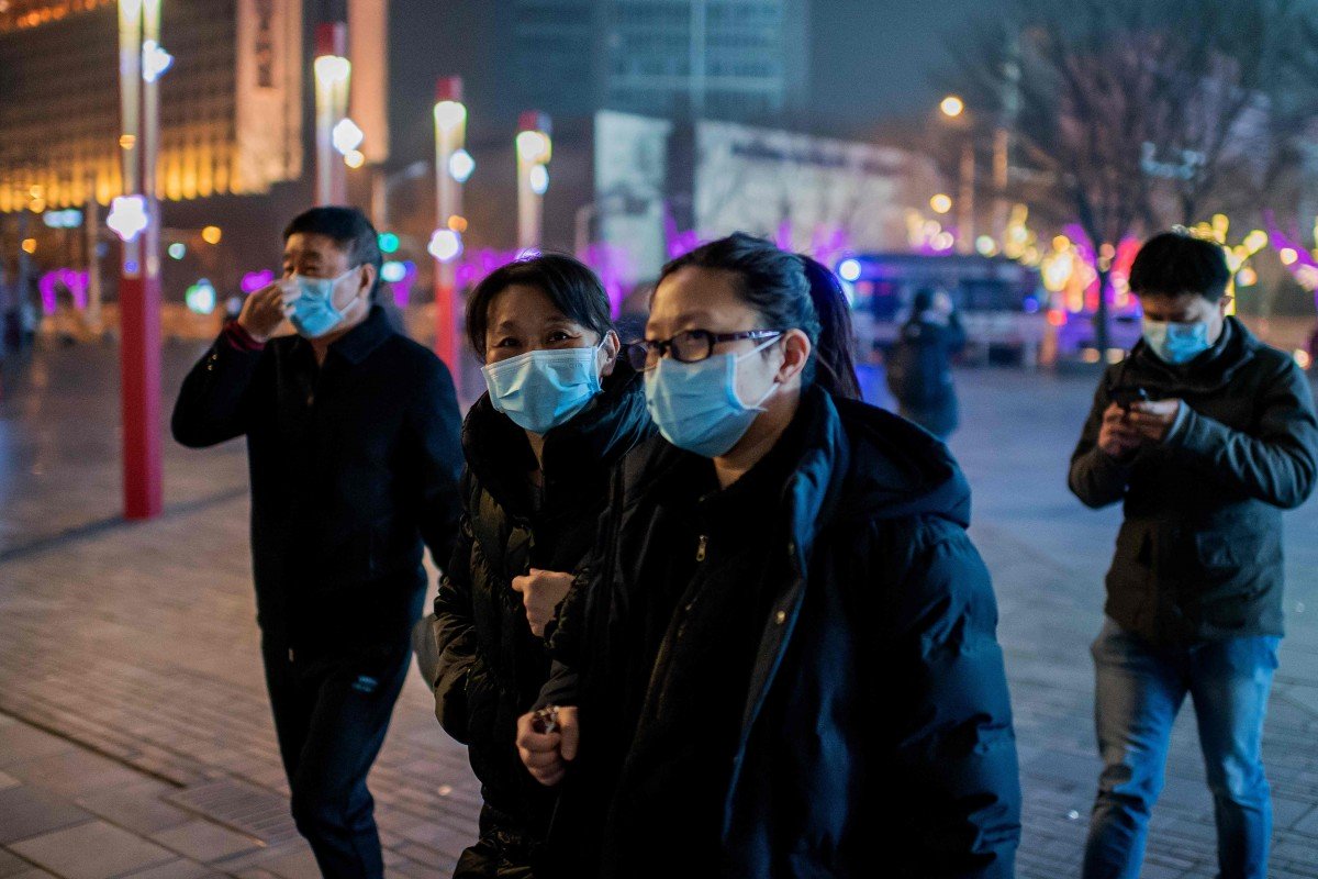 Virus 2019-nCoV: con số tử vong lên đến 132 người Người đi bộ ở Bắc Kinh đeo khẩu trang y tế để tránh nhiễm 2019-nCoV - Ảnh: AFP
