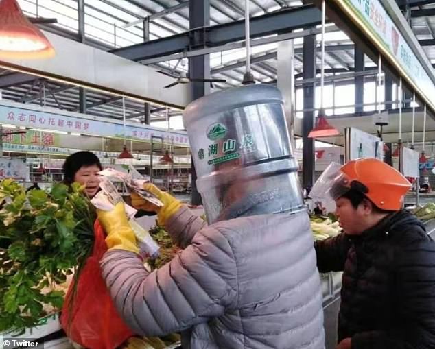 Hết khẩu trang, người dân Trung Quốc tìm đến túi nhựa, mũ bảo hiểm và cả bình nước Một người dân lựa chọn sản phẩm tại siêu thị, ắt hẳn đây là một công việc khó với tầm nhìn bị hạn chế.