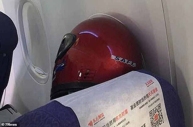 Hết khẩu trang, người dân Trung Quốc tìm đến túi nhựa, mũ bảo hiểm và cả bình nước Hành khách đội nón bảo hiểm trên chuyến bay đến Perth, Úc.