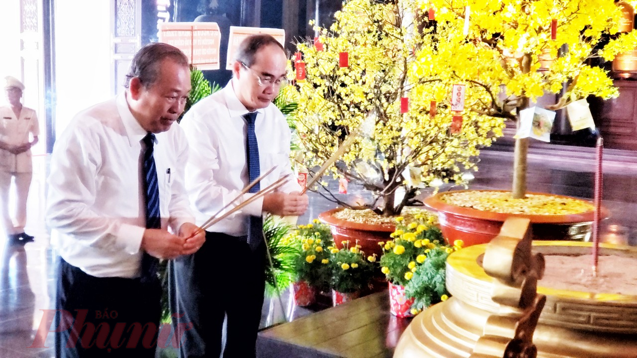 Họp mặt truyền thống cách mạng Sài Gòn - Chợ Lớn - Gia Định ngày đầu năm Ủy viên Bộ Chính trị, Phó Thủ tướng Thường trực Chính phủ Trương Hòa Bình; Ủy viên Bộ Chính trị, Bí thư Thành ủy TPHCM Nguyễn Thiện Nhân thấp hương tưởng nhớ các anh hùng liệt sỹ tại Khu truyền thống cách mạng.
