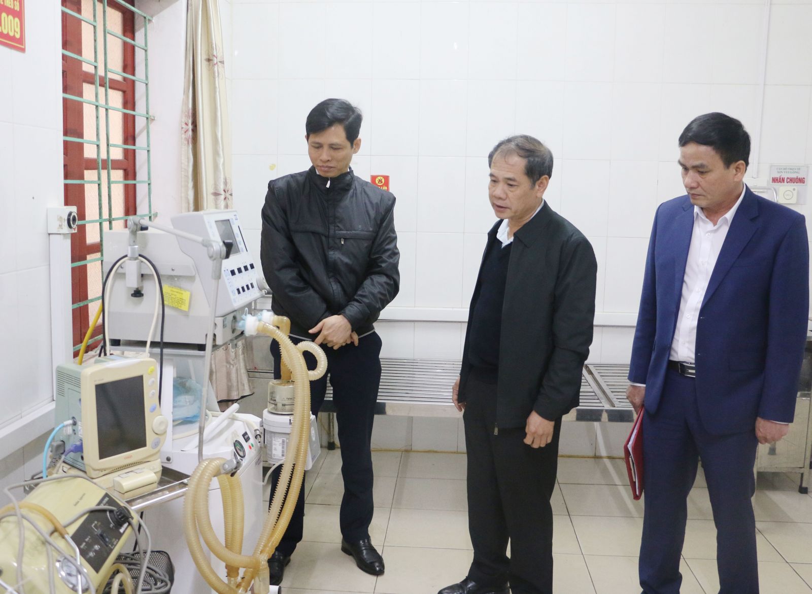 Du khách tham quan phố cổ Hội An được phát khẩu trang y tế miễn phí Lãnh đạo Sở Y tế Hà Tĩnh kiểm tra trang thiết bị được chuẩn bị sẵn sàng tại khu vực cách ly ở Bệnh viện đa khoa Hà Tĩnh