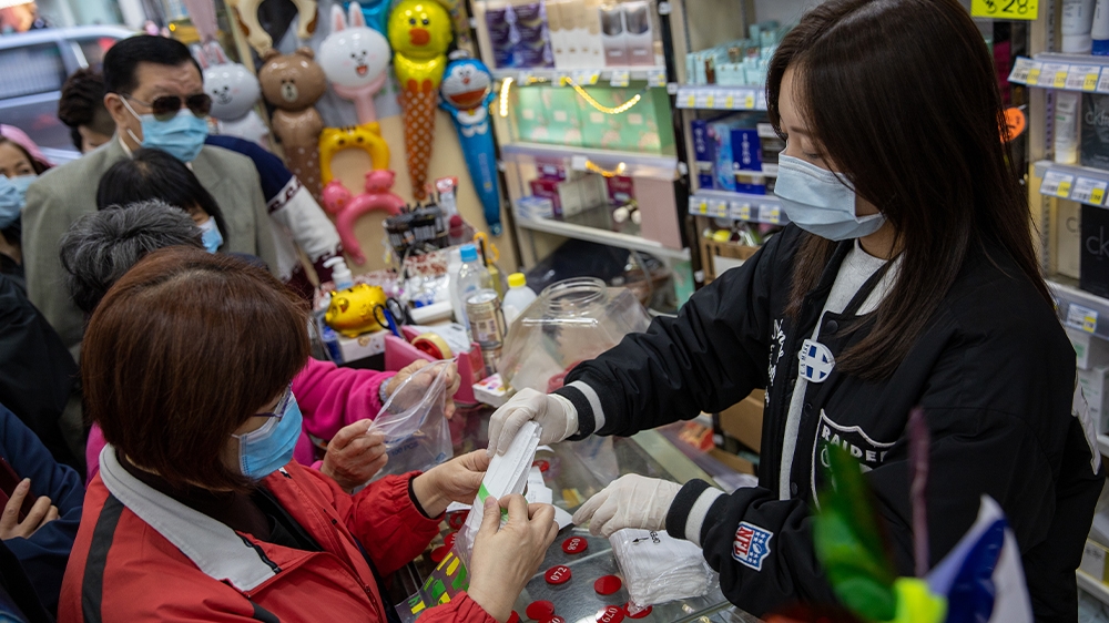 Trung Quốc 3 lần từ chối Mỹ hỗ trợ, Úc tái tạo virus 2019-nCoV trong phòng thí nghiệm Người dân Hồng Kông được phát khẩu trang miễn phí để bảo vệ sức khỏe.