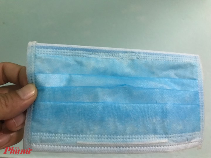 Nhiều tiệm thuốc ở Đà Nẵng hét giá khẩu trang y tế Khẩu trang y tế có 3 lớp (lớp ngoài màu xanh đậm, lớp sát miệng màu trắng và ở giữa có một lớp)