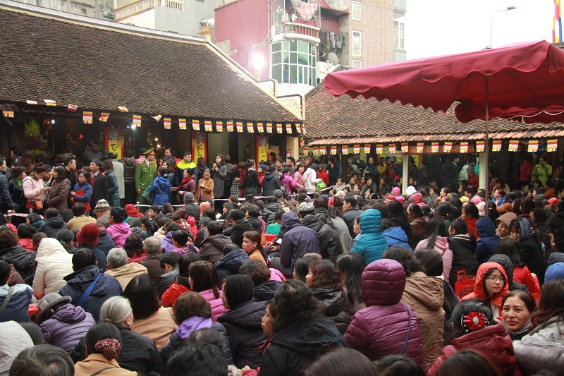Nhiều người chen chúc đi chùa cầu may mà không hiểu rõ về Phật pháp. Ảnh minh hoạ