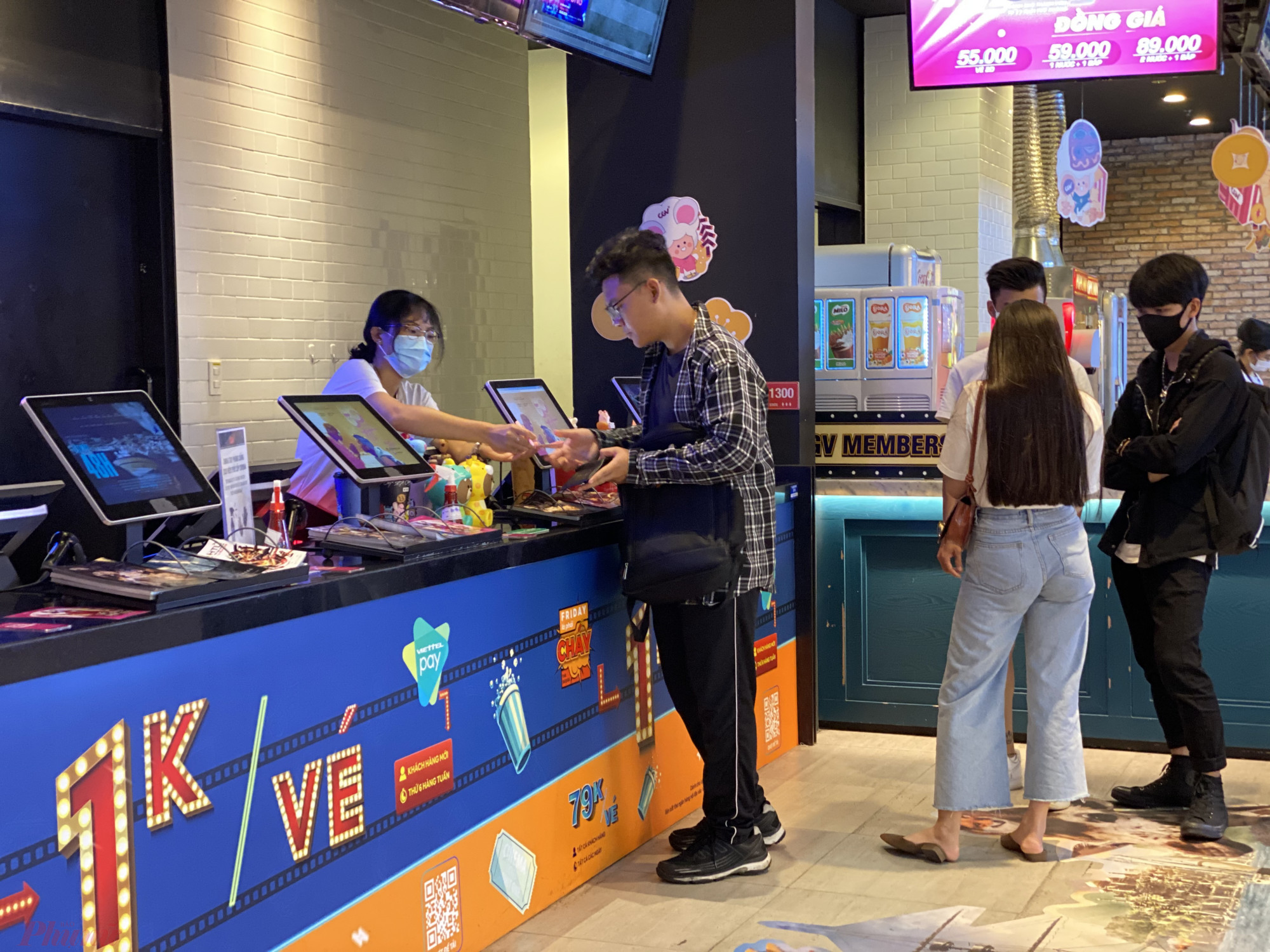 Rạp phim Hàn đóng cửa vì 2 ca nhiễm corona, rạp Việt phòng dịch như thế nào? Tại quầy bán vé của các rạp có trang bị dung dịch rửa tay, nhân viên đều đeo khẩu trang khi làm việc