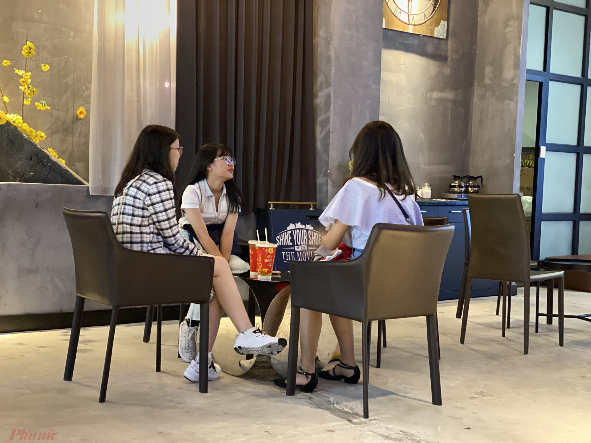 Rạp phim Hàn đóng cửa vì 2 ca nhiễm corona, rạp Việt phòng dịch như thế nào? Khán giả có tâm trạng khá thoải mái khi đi xem phim. Một số người xem không mang khẩu trang.