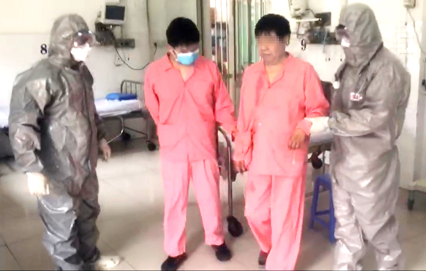 B&aacute;c sĩ kiểm tra sức khỏe cho &ocirc;ng L.D. ở ph&ograve;ng c&aacute;ch ly