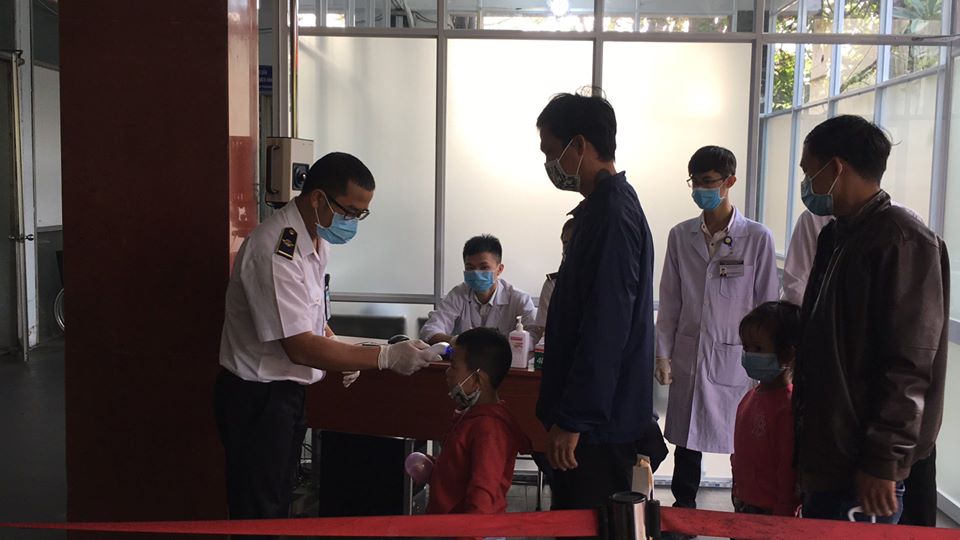 Lập chốt đo thân nhiệt kiểm soát virus corona ở Ga Sài Gòn Hành khách đi tàu qua ga Sài Gòn được đo thân nhiệt nhằm kiểm soát dịch bệnh do virus corona đang bùng phát
