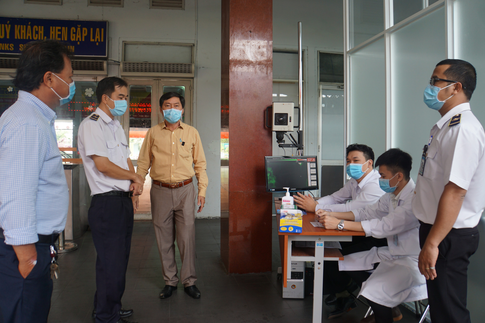 Lập chốt đo thân nhiệt kiểm soát virus corona ở Ga Sài Gòn Chốt kiểm dịch virus corona tại ga Sài Gòn được lập sáng nay