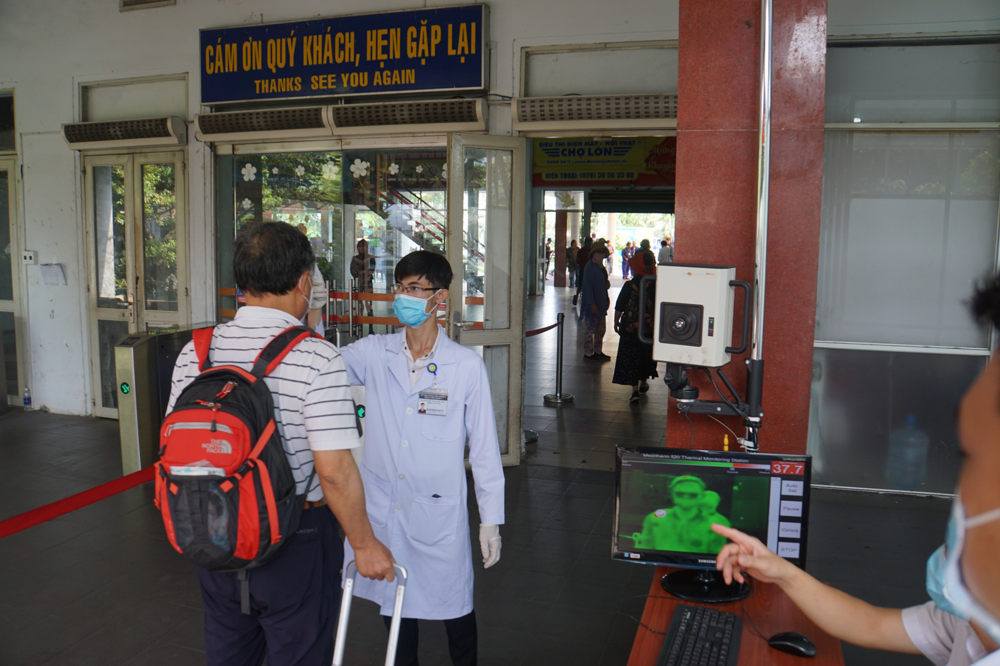 Lập chốt đo thân nhiệt kiểm soát virus corona ở Ga Sài Gòn Máy tầm nhiệt sẽ quét để xác định những hành khách có nhiệt độ cao thì lập tức đội ngũ y tế sẽ