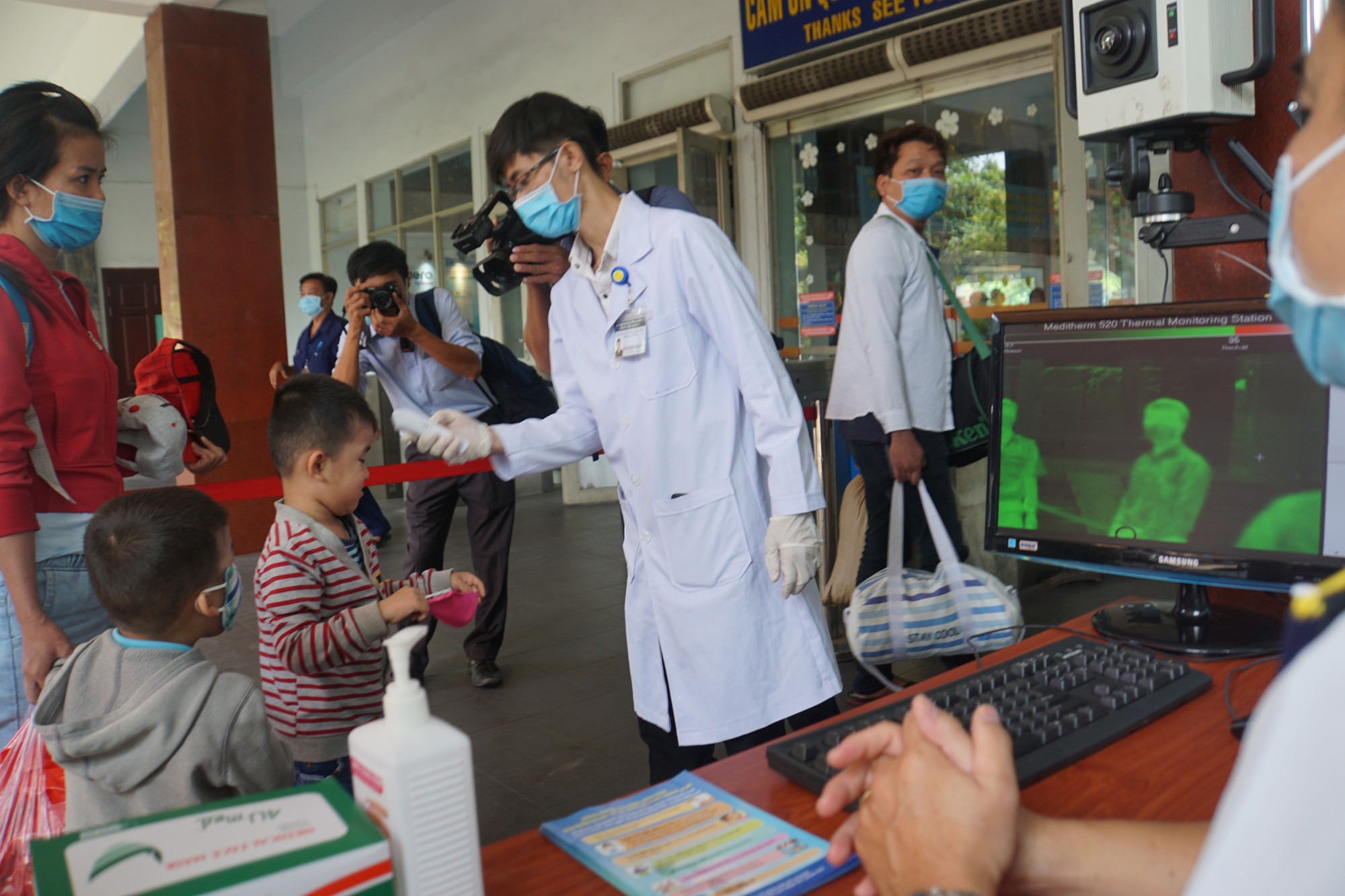 Lập chốt đo thân nhiệt kiểm soát virus corona ở Ga Sài Gòn Các em bé đi cùng cha mẹ cũng được kiểm tra kỹ lưỡng