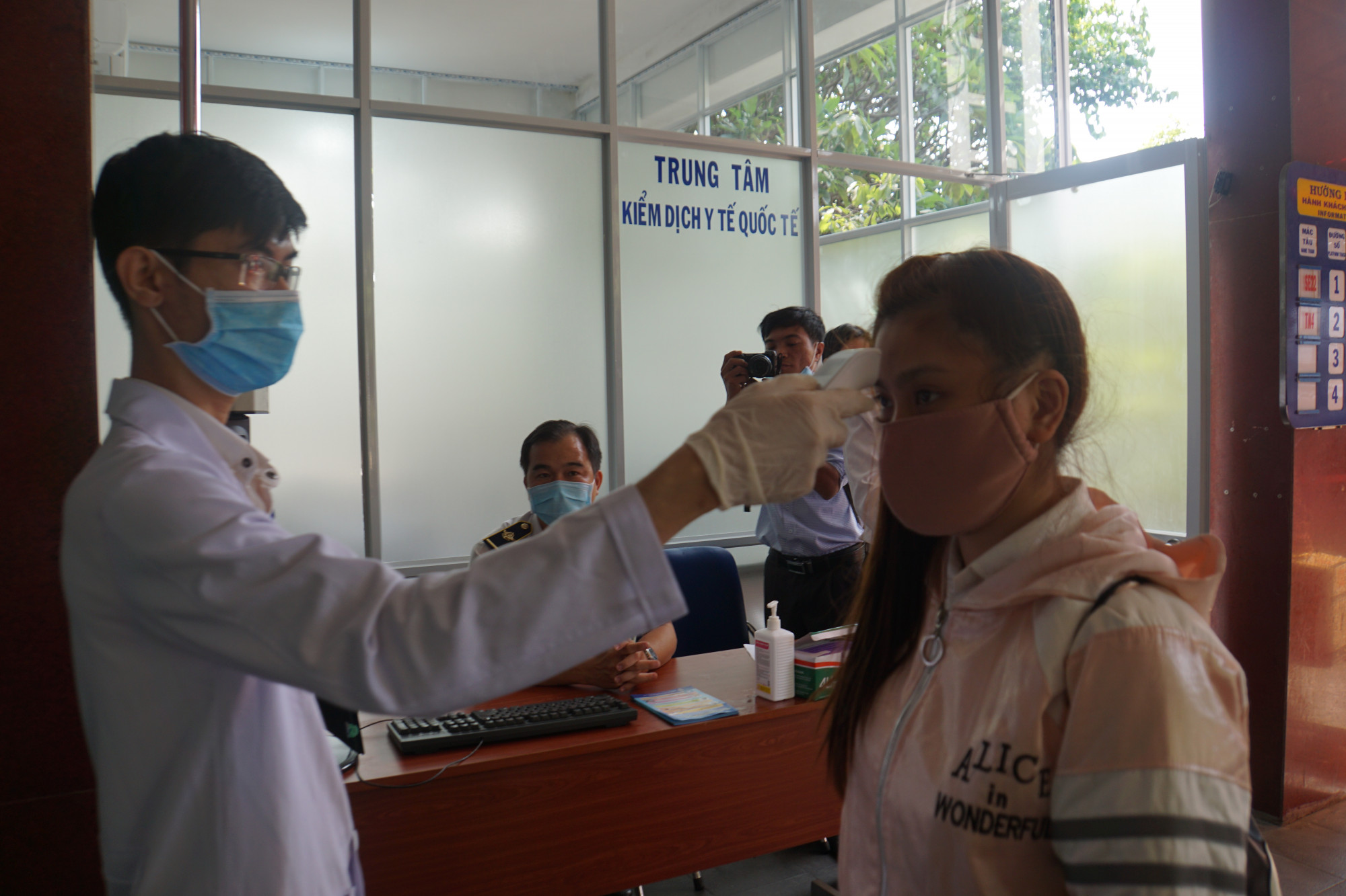 Lập chốt đo thân nhiệt kiểm soát virus corona ở Ga Sài Gòn Công tác kiểm tra thân nhiệt hành khách khá gắt gao