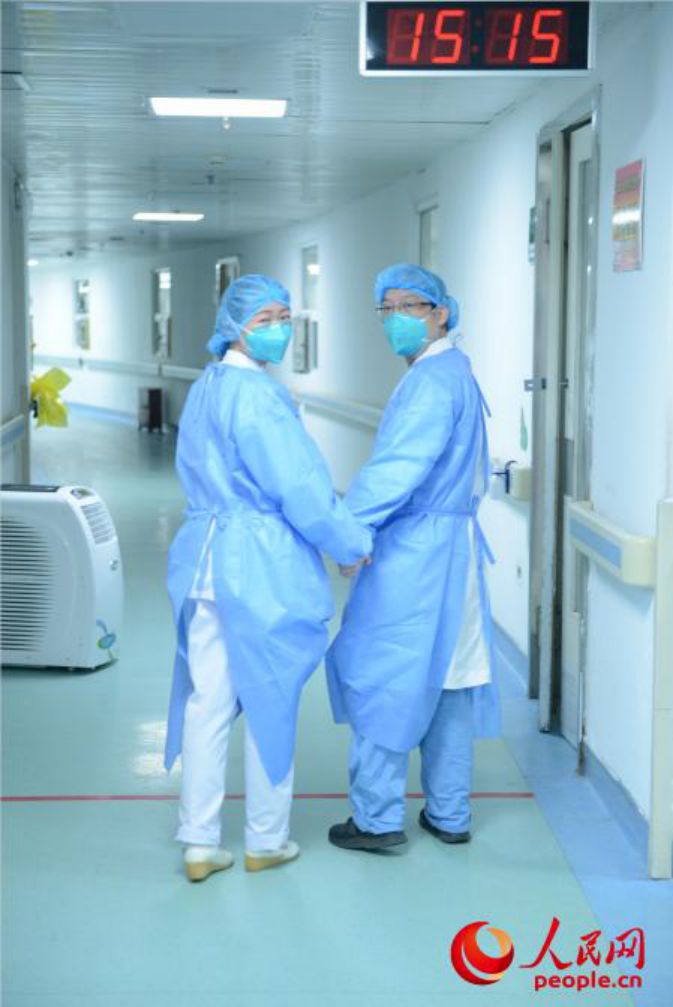 Bác sĩ Vũ Hán chạy đua với thời gian và những khoảnh khắc xúc động lòng người Nữ y tá Cao Shan nắm chặt tay chồng, bác sĩ Tu Shengjin. Cả hai đang tích cực cứu chữa cho các bệnh nhân nhiễm virus corona trong một bệnh viện ở Vũ Hán. Cặp đôi không dám về nhà do sợ lây nhiễm cho gia đình, họ tranh thủ chợp mắt tại văn phòng và trong xe hơi để tận dụng tối đa thời gian chăm sóc bệnh nhân. Không chỉ chăm sóc y tế, cả hai còn phải cho người bệnh lớn tuổi ăn và thay tã.