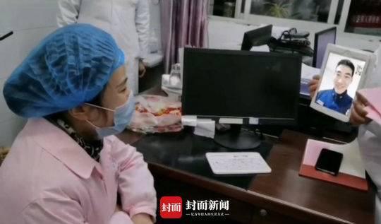 Bác sĩ Vũ Hán chạy đua với thời gian và những khoảnh khắc xúc động lòng người Nữ y tá Vương Nguyệt Linh tổ chức đám cưới qua điện thoại với chồng Tần Đốc Sơn. Trực chiếc tại bệnh viện tuyến đầu Vũ Hán, Nguyệt Linh liên tục phải trực ca đêm nên thay vì khoác lên mình bộ váy cưới xinh đẹp, cô kkiến người nhìn ứa nước mắt khi mặc độ đồng phục y tá trong khoảng khắc trọng đại.