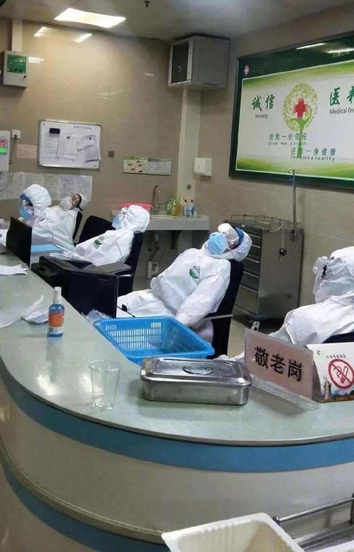 Bác sĩ Vũ Hán chạy đua với thời gian và những khoảnh khắc xúc động lòng người Đội ngũ y, bác sĩ nằm vật vã, kiệt sức khi phải làm việc quá sức hơn 20 tiếng mỗi ngày để điều trị cho số lượng bệnh nhân khổng lồ. Nhiều người phải nhịn ăn, mặc tã vì không có thời gian để đi vệ sinh. Họ mặc luôn bộ đồ bảo hộ kín và dày, không màn tháo khẩu trang khi chợp mắt vì quá mệt. Jiang Sida, nam bác sĩ đang công tác tại Bệnh viện Vũ Hán cho biết: Trong 4 ngày tôi làm việc hơn 70 giờ đồng hồ, thấy rõ dấu hiệu cơ thể quá tải nhưng còn đủ thời gian để nghỉ ngơi. Ngoài ra, khả năng miễn dịch thấp có thể khiến tôi dễ dàng bị lây nhiễm virus corona. Jiang Sida còn tâm sự thêm có một số đồng nghiệp đã bị cách ly vì nhiễm bệnh nhưng không dám báo cho người nhà sợ họ lo lắng.