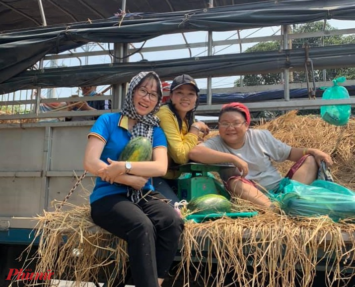 15 tấn dưa hấu được 'giải cứu' trong 3 tiếng Nhóm các bạn trẻ tham gia giải cứu dưa hấu của nông dân Gia Lai.