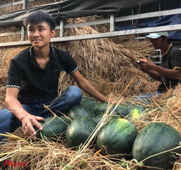 15 tấn dưa hấu được 'giải cứu' trong 3 tiếng 15 tấn dưa được bán hết chỉ trong khoảng 3 giờ.
