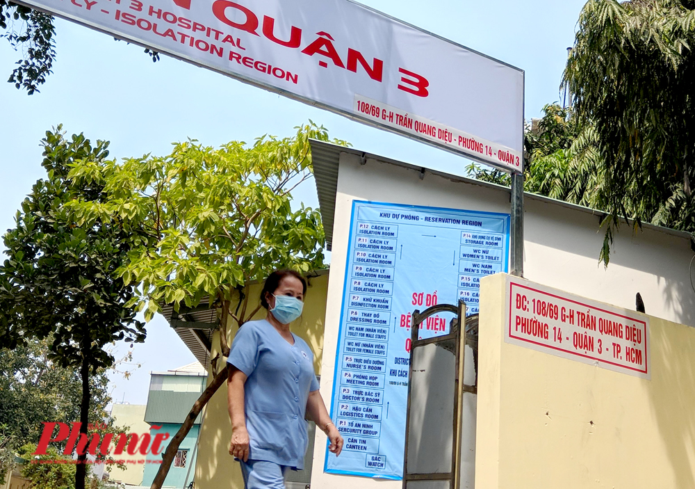 Bên trong khu cách ly những ca nghi nhiễm corona đầu tiên tại TPHCM Cổng luôn được kéo lại, chỉ mở ra khi có xe đưa người bị cách ly vào. Ngay bên phải cổng là sơ đồ các phòng, từ phòng bác sĩ, phòng điều dưỡng, phòng cách ly.
