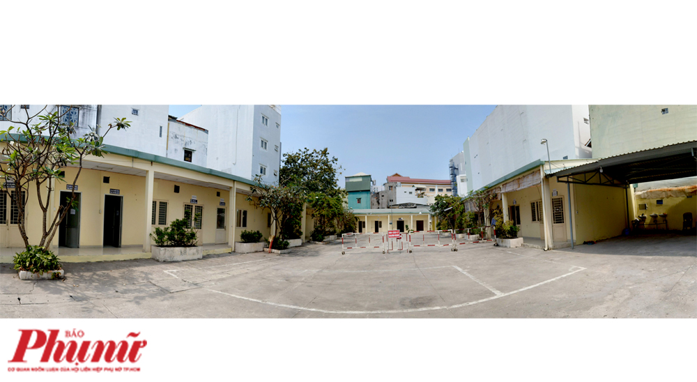 Bên trong khu cách ly những ca nghi nhiễm corona đầu tiên tại TPHCM Cách cổng khoảng 30m là hàng rào ngăn cách. Phía sau hàng rào và tấm bảng đỏ là khu vực hạn chế đi lại. Người bị cách ly không được vượt qua hàng rào này.