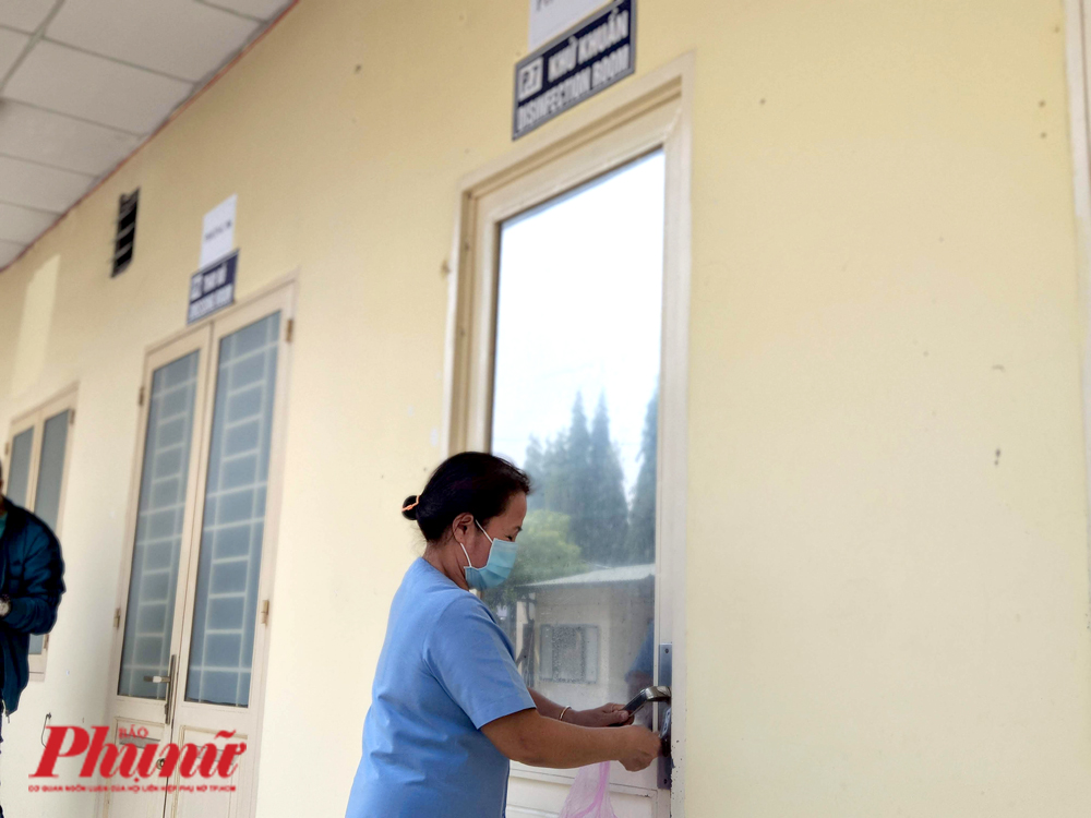 Bên trong khu cách ly những ca nghi nhiễm corona đầu tiên tại TPHCM Trước khi vào phòng cách ly, nhân viên y tế phải vào phòng khử khuẩn để lấy đồ đã được khử khuẩn từ quần áo, khẩu trang, mũ trùm đầu....