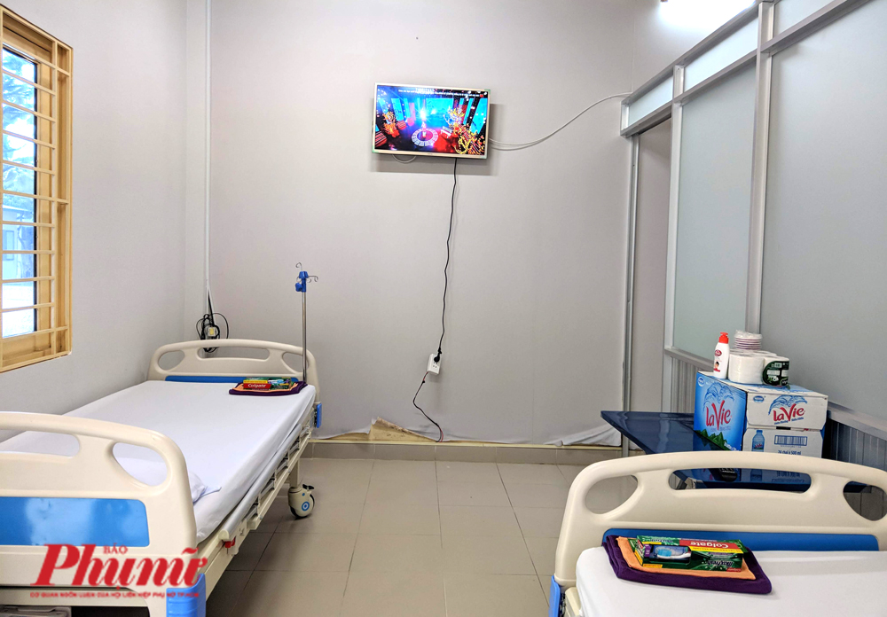 Bên trong khu cách ly những ca nghi nhiễm corona đầu tiên tại TPHCM Trong một phòng cách ly có 2 giường bệnh mới toanh, có tivi kết nối wifi, có nhà vệ sinh.