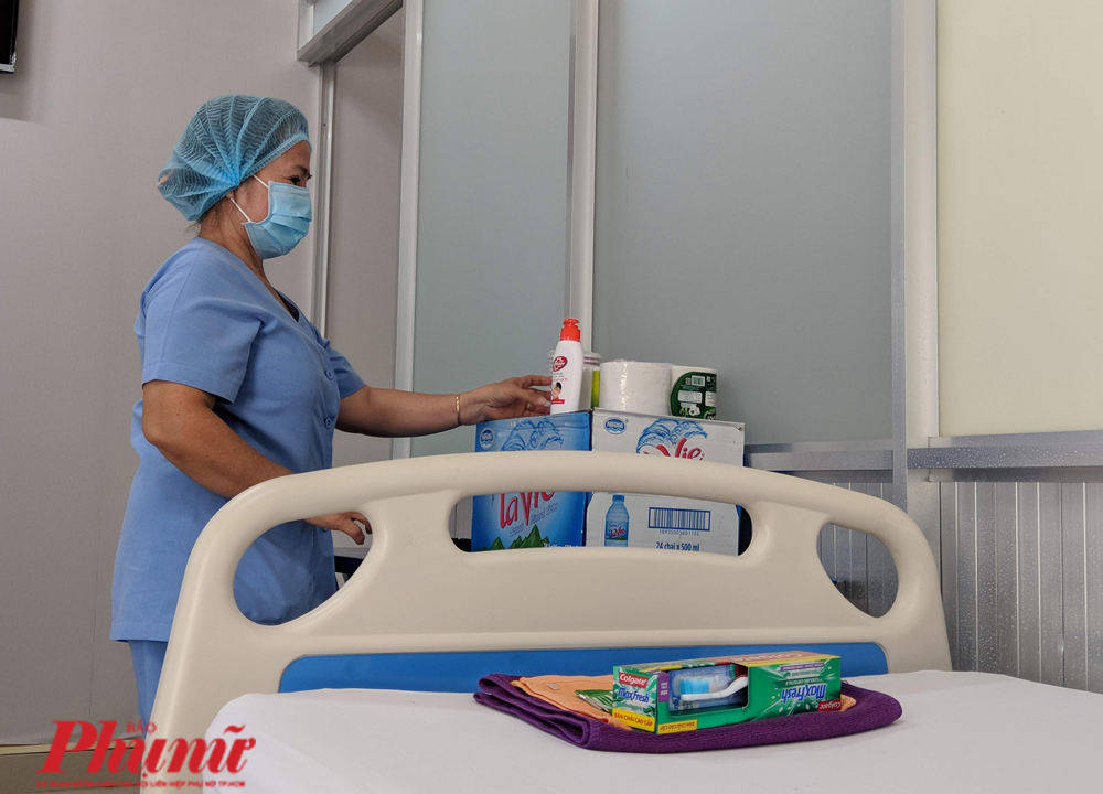 Bên trong khu cách ly những ca nghi nhiễm corona đầu tiên tại TPHCM Trên mỗi giường có các vật dụng cần thiết cho sinh hoạt từ gối, mền, khăn, kem đánh răng, nước uống, nước rửa tay sát khuẩn