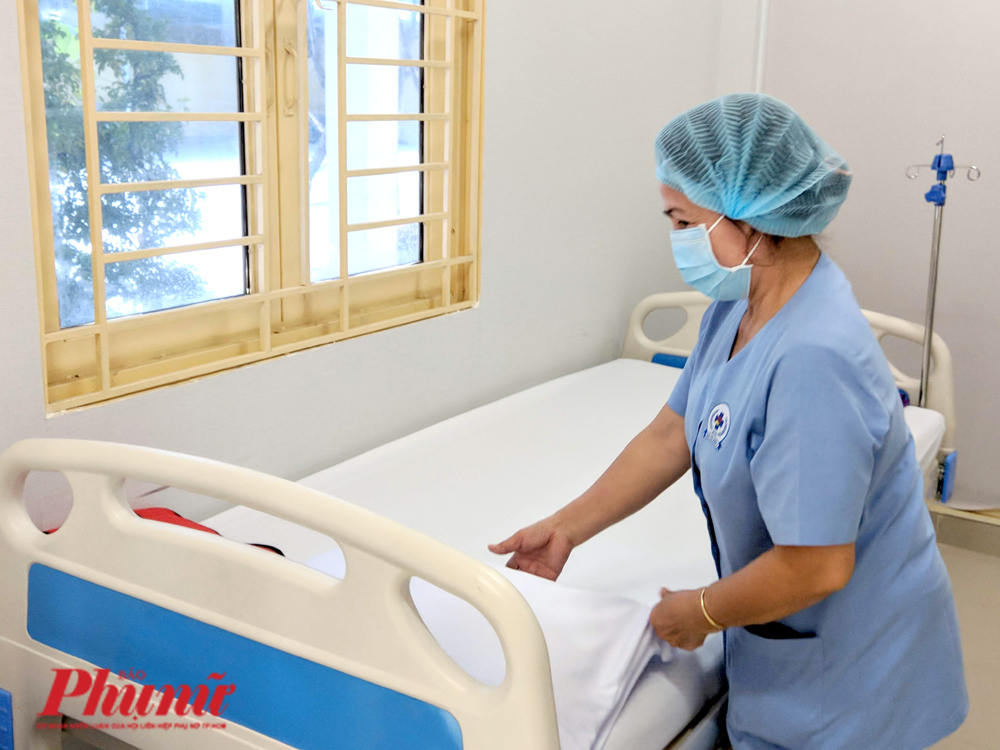 Bên trong khu cách ly những ca nghi nhiễm corona đầu tiên tại TPHCM Mỗi phòng cách ly đều có cửa sổ để thoáng khí và có ánh nắng rọi vào. Theo nhận định của Trung tâm Kiểm soát bệnh tật TP.HCM, có ánh nắng và thoáng khí, không phải sử dụng máy lạnh là những điểm rất tuyệt vời vì giúp hạn chế bớt độc lực của virus corona.