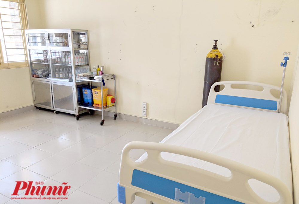 Bên trong khu cách ly những ca nghi nhiễm corona đầu tiên tại TPHCM Phòng cấp cứu rộng rãi với đầy đủ các loại thuốc cấp cứu như tại một trạm y tế