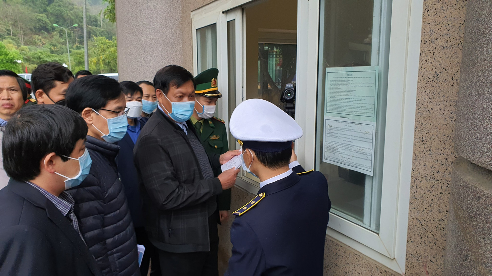 Kiểm tra công tác chống dịch do virus corona ở tỉnh biên giới Hà Giang Giám sát qua hệ thống kiểm dịch biên giới (Từ ngày 23/01 đến ngày 08/02/2020): + Tổng số khách nhập cảnh: 519 (Tại Thanh Thủy 402, Xín Mần 117) + Số người Trung Quốc nhập cảnh: 306 (Thanh Thủy 265, Xín Mần 41). + Số người Việt Nam nhập cảnh: 220 (Thanh Thủy 143, Xín Mần 77) + Số người có dấu hiện sốt, ho,…: 0 Từ ngày 04/02/2020 đến nay không có khách nhập cảnh.