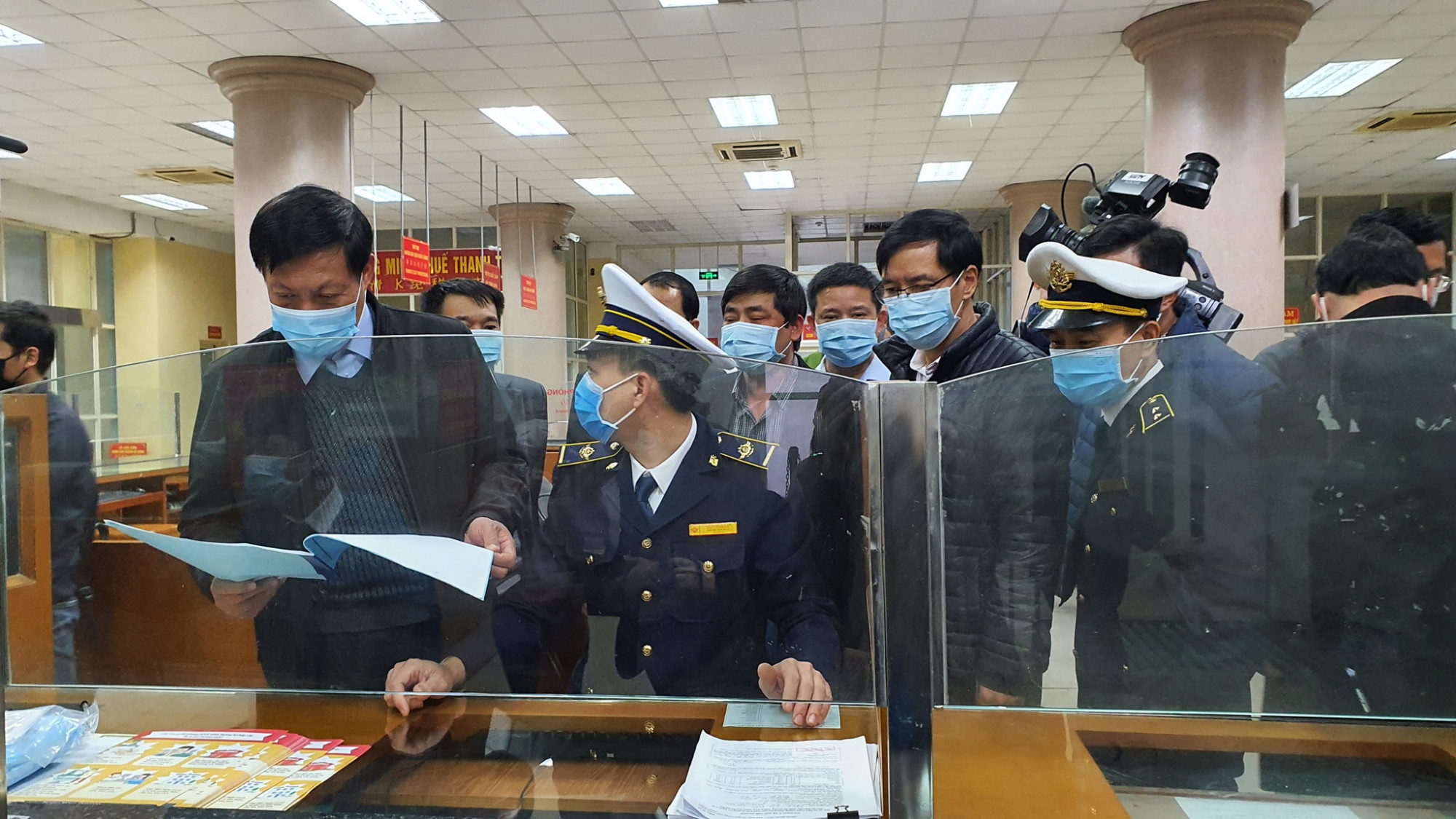 Kiểm tra công tác chống dịch do virus corona ở tỉnh biên giới Hà Giang Toàn bộ hành khách trước khi nhập cảnh được hướng dẫn sát khuẩn tay nhanh bằng dung dịch SDS HAND RUB; áp dụng khai báo y tế cho tất cả hành khách nhập cảnh đến từ Trung Quốc; kiểm tra, giám sát chặt chẽ 100% hành khách nhập cảnh qua hệ thống máy soi thân nhiệt từ xa; phun khử trùng môi trường tại khu vực cửa khẩu quốc tế. Tại các huyện biên giới hiện đã thực hiện thiết lập các chốt chặn, cấm qua lại trên các đường mòn, lối mở.