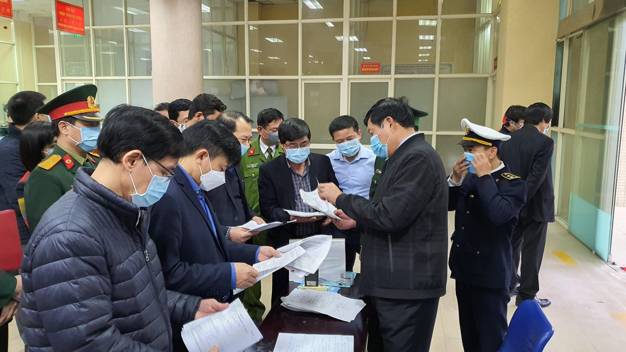 Kiểm tra công tác chống dịch do virus corona ở tỉnh biên giới Hà Giang Ngoài ra, tại các cửa khẩu còn kiểm tra, giám sát chặt chẽ 100% hành khách nhập cảnh qua hệ thống máy soi thân nhiệt từ xa; phun khử trùng môi trường tại khu vực cửa khẩu quốc tế. Tại các huyện biên giới hiện đã thực hiện thiết lập các chốt chặn, cấm qua lại trên các đường mòn, lối mở.