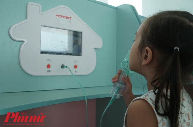 Virus corona lây nhiễm qua phun 'khí dung' hay đường không khí? Bệnh nhi được thực hiện phun khí dung