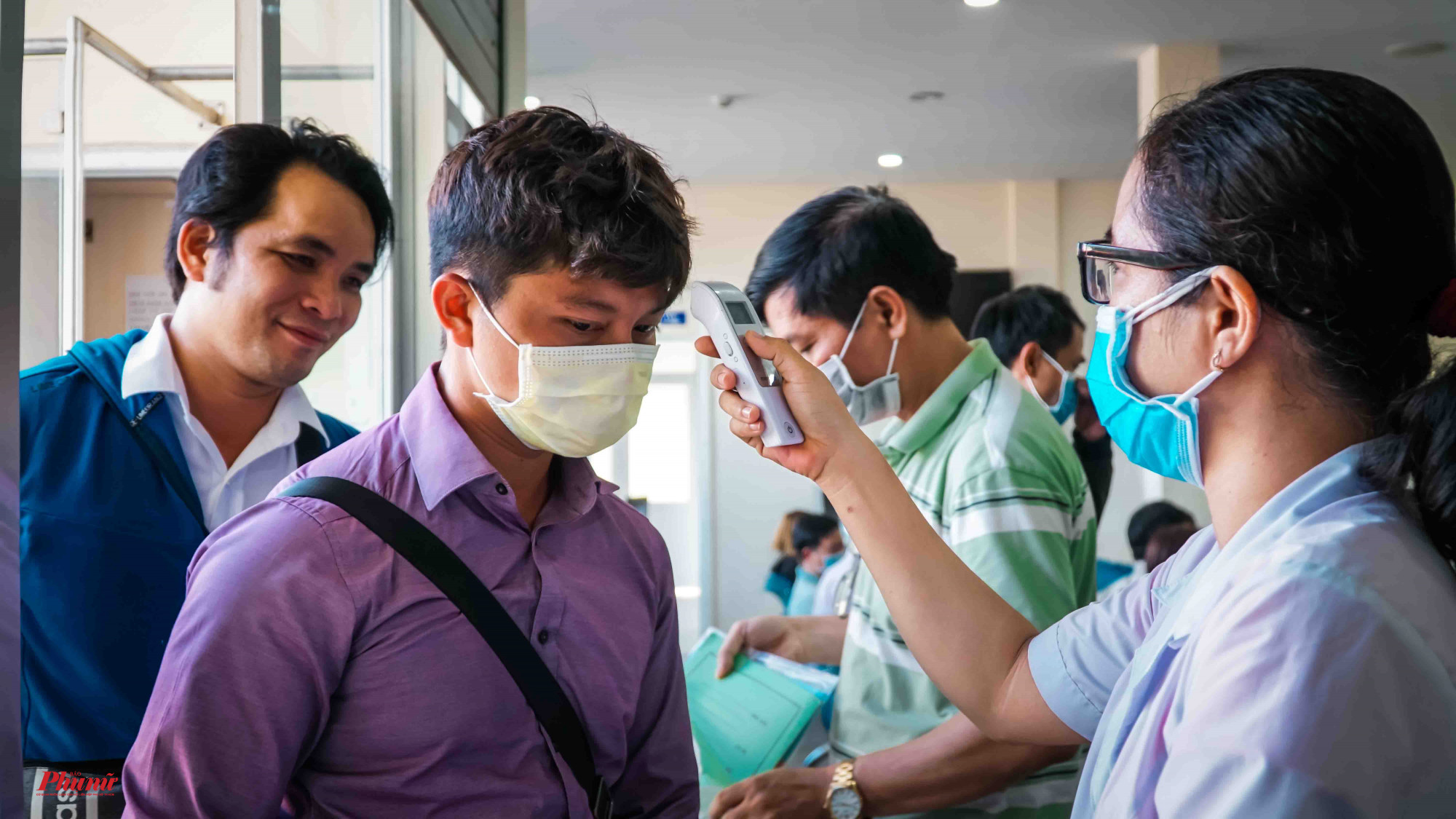 UBND quận Bình Tân đo thân nhiệt cho người dân trước khi tiếp nhận hồ sơ Mọi người đều nghiêm chỉnh chấp hành