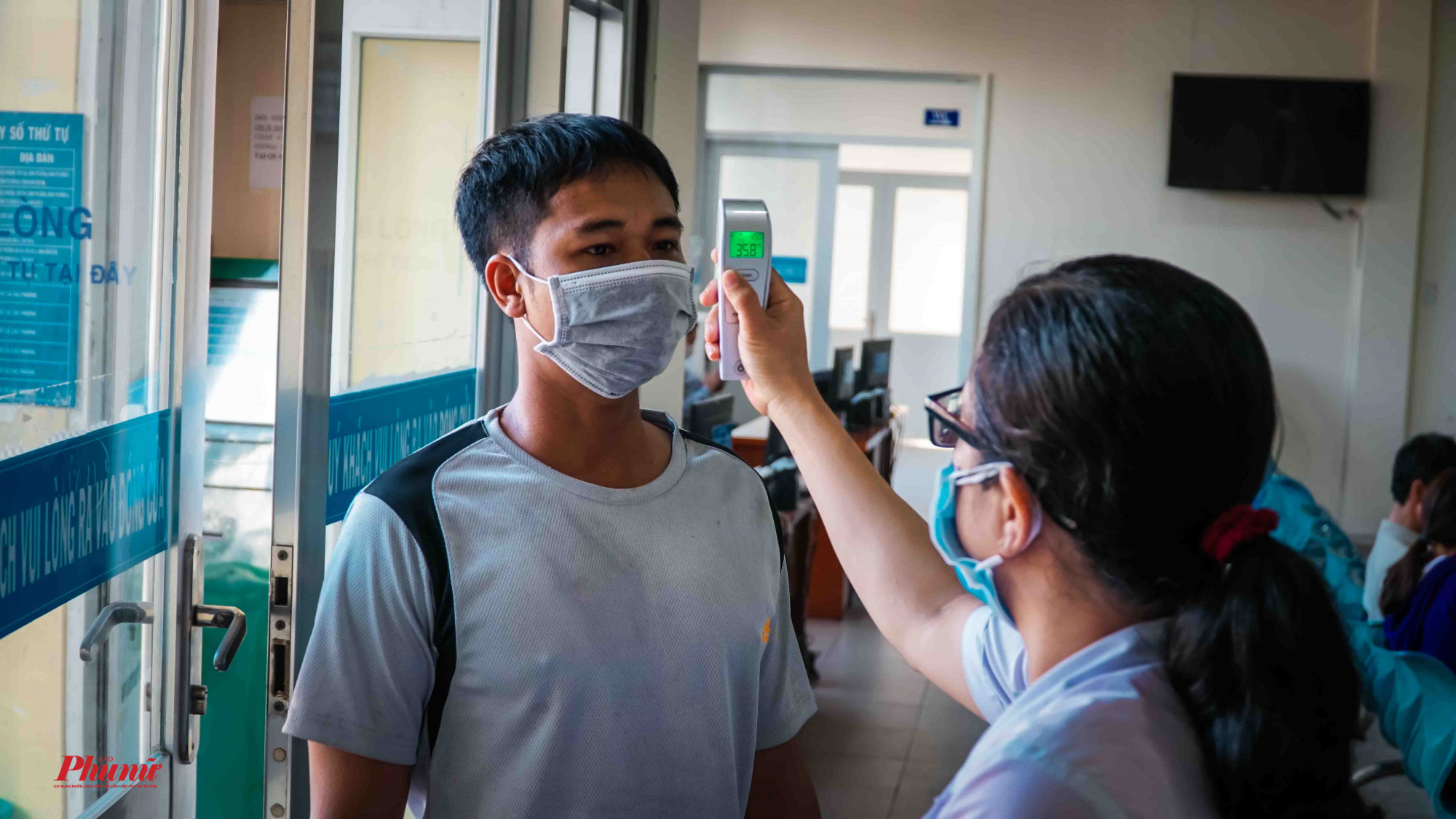 UBND quận Bình Tân đo thân nhiệt cho người dân trước khi tiếp nhận hồ sơ 100% người dân được kiểm tra thân nhiệt trước khi vào nơi tiếp nhận hồ sơ