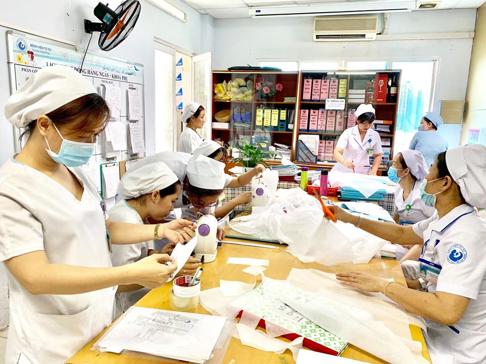 Nhân viên Bệnh viện Từ Dũ trổ tài may khẩu trang chống dịch corona xuyên những giờ nghỉ trưa May khẩu trang tại khoa Phụ, Bệnh viện Từ Dũ
