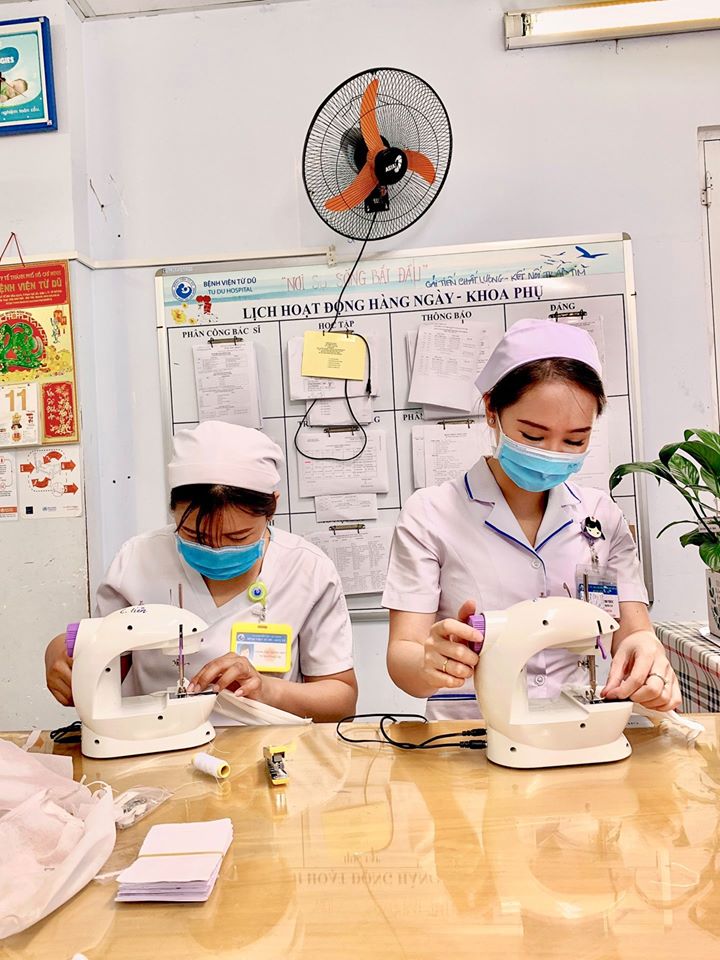Nhân viên Bệnh viện Từ Dũ trổ tài may khẩu trang chống dịch corona xuyên những giờ nghỉ trưa Những chiếc máy may nhỏ gọn này đa phần do các chị tự đem từ nhà vào để may khẩu trang