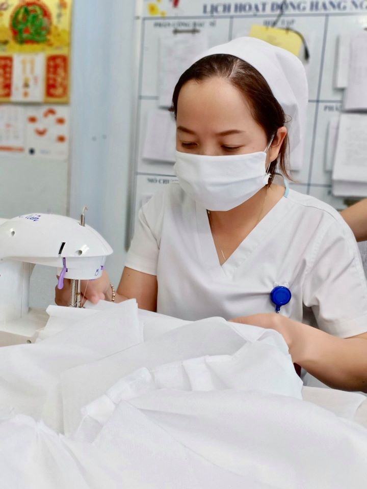 Nhân viên Bệnh viện Từ Dũ trổ tài may khẩu trang chống dịch corona xuyên những giờ nghỉ trưa Khẩu trang tự may có thể sử dụng ở những khu vực không đòi hỏi cao về vô khuẩn và nơi ít người