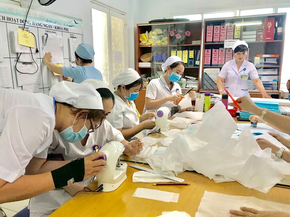 Nhân viên Bệnh viện Từ Dũ trổ tài may khẩu trang chống dịch corona xuyên những giờ nghỉ trưa Những khẩu trang y tế vẫn đủ để cấp phát cho nhân viên y tế tại Bệnh viện Từ Dũ