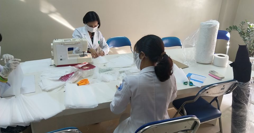 Nhân viên Bệnh viện Từ Dũ trổ tài may khẩu trang chống dịch corona xuyên những giờ nghỉ trưa Việc tự may khẩu trang của y bác sĩ BV Từ Dũ đã tạo cảm hứng cho bệnh nhân, thân nhân về một khả năng: Tại sao không thể tự làm một chiếc khẩu trang chống lại virus corona được chứ?