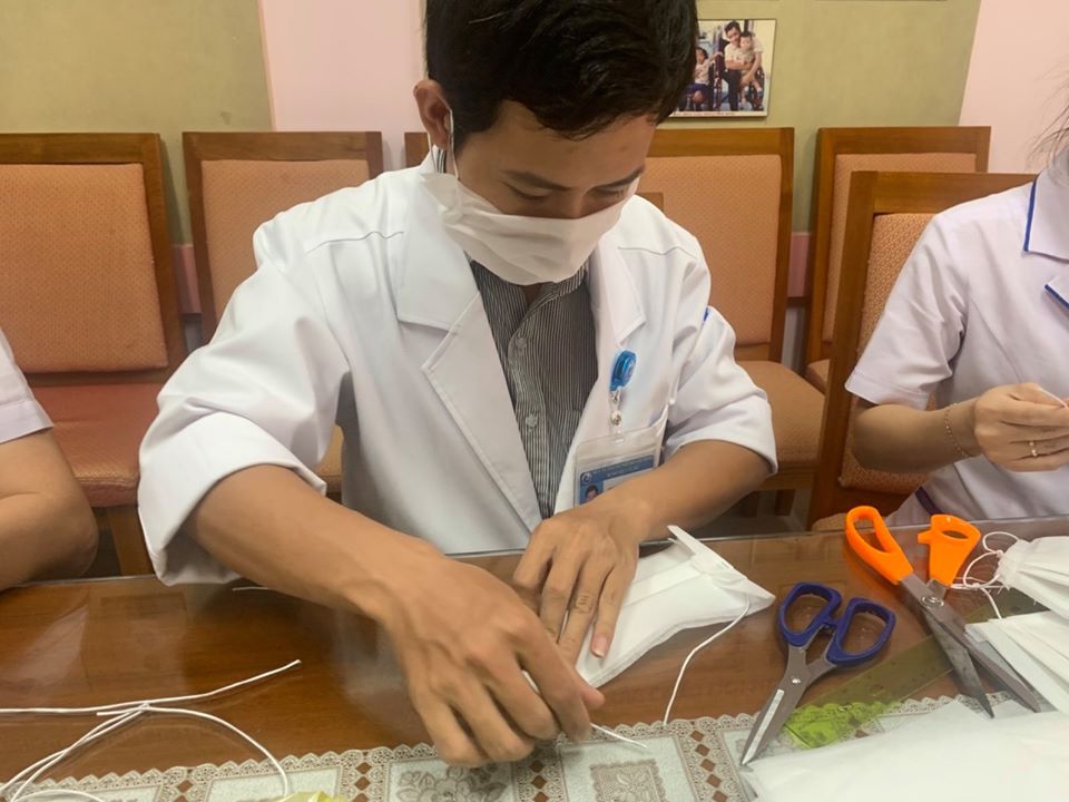 Nhân viên Bệnh viện Từ Dũ trổ tài may khẩu trang chống dịch corona xuyên những giờ nghỉ trưa Bác sĩ nam cạnh tranh độ khéo tay với chị em trong may khẩu trang