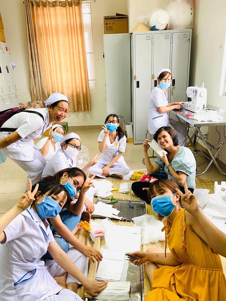Nhân viên Bệnh viện Từ Dũ trổ tài may khẩu trang chống dịch corona xuyên những giờ nghỉ trưa Y bác sĩ BV Từ Dũ xem đây là hoạt động có tác dụng phòng ngừa dịch coronavirus vừa có tác dụng giảm bớt căng thẳng
