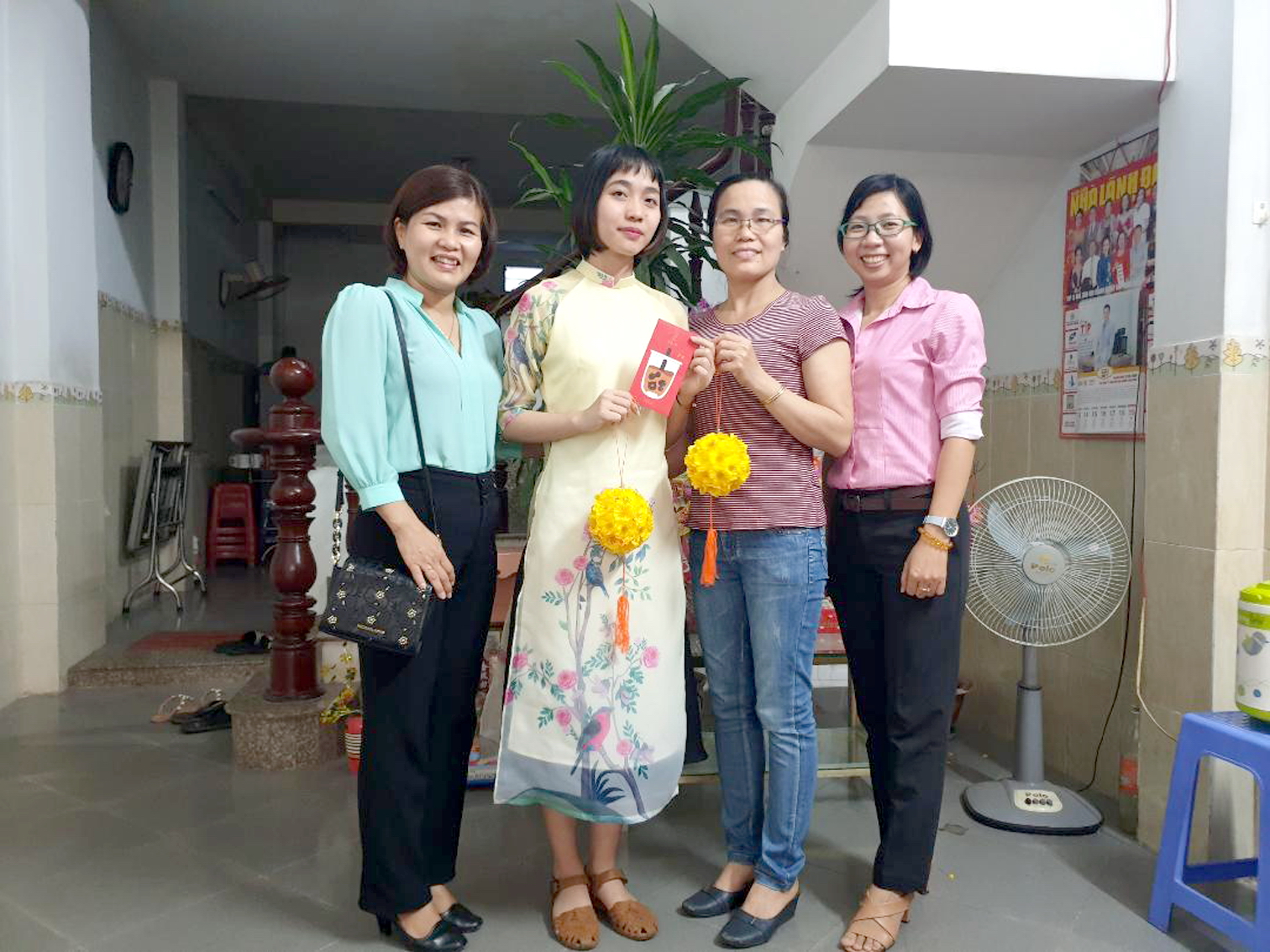Cô giáo trẻ xung phong vào lính Hội LHPN quận và phường đến thăm, động viên Hồng Vân trước giờ lên đường