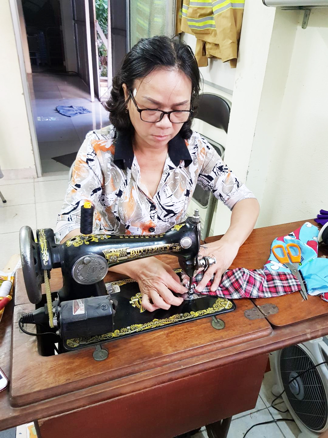 Mỗi ngày may 400 - 500 khẩu trang tặng bà con Các chị đang may khẩu trang tặng bà con